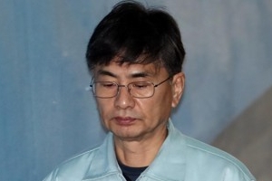‘형·동생 사이’라던 朴정부 참모들, 법정선 날선 공방