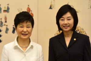 “조윤선, 웃으며 국정원 돈봉투 건네받아”