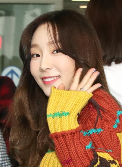 소녀시대 태연이 SM타운 공연차 5일 인천국제공항을 통해 두바이로 출국하고 있다. <br>뉴스1