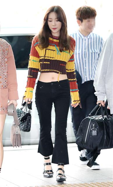소녀시대 태연이 SM타운 공연차 5일 인천국제공항을 통해 두바이로 출국하고 있다. <br>뉴스1