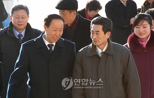 2010년 왕자루이(왼쪽) 당시 중국 공산당 대외연락부장이 평양 공항에 도착했을 때 영접을 나온 김성남 부부장. 연합뉴스