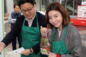 배우 김규리-서경덕 교수, 식목일 ‘섬기린초’ 나눔...“예쁘게 키워주세요”