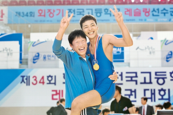 4월 말부터 5월 초 ‘레슬러(사진)’ 등 전 연령대의 가족 관객들을 겨냥한 스포츠 소재 영화들이 잇따라 스크린에 내걸린다. 롯데엔터테인먼트 제공