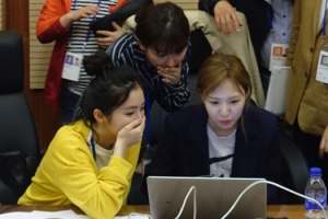 [서울포토] 북한 호텔서 인터넷을…레드벨벳, ‘깜짝 놀란 표정’