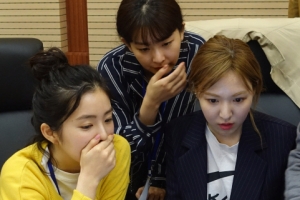 [서울포토] 평양 방문 중 인터넷 이용해보는 레드벨벳