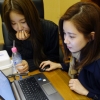 [서울포토] 북한서 기사 검색해보는 서현 ‘인터넷 삼매경’