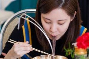 [서울포토] 옥류관서 평양냉면 맛보는 서현