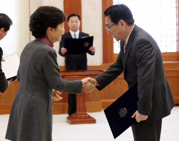 25일 오후 박근혜 대통령이 청와대에서 신임 정무직 인사들에게 임명장을 수여하고 있다. 박근혜 대통령이 조원동 경제수석에게 임명장을 수여하고 있다. 2013.3.25  이언탁 기자 utl@seoul.co.kr