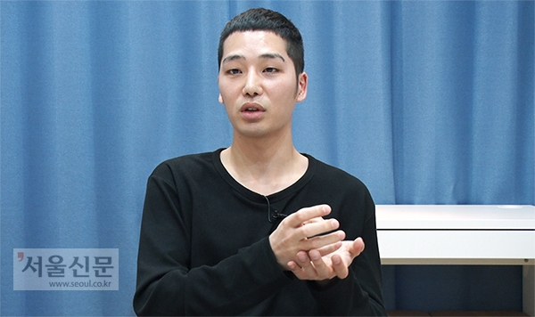 다큐멘터리 영화 ‘에움길’을 연출한 이승현 감독이 지난 5일 경기도 고양시 일산에 있는 사무실에서 서울신문 인터뷰에 응하고 있다. [사진=문성호 기자 sungho@seoul.co.kr]