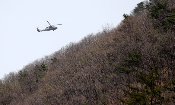 6일 오전 F-15K 전투기가 추락한 경북 칠곡군 가산면 유학산 인근에서 공군이 항공기 잔해와 블랙박스 비행기록장치 등을 찾고 있다.  연합뉴스