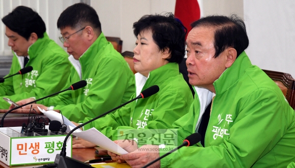 6일 국회에서열린 평화민주당 최고위원-국회의원 연석회의에서 장병완 원내대표가 발언을 하고있다. 이종원 선임기자 jongwon@seoul.co.kr