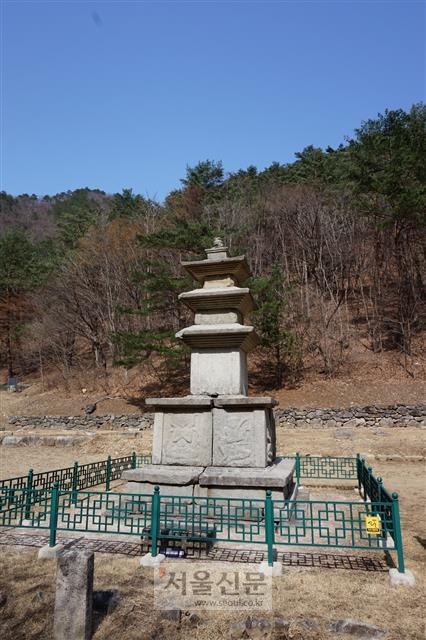 전형적인 통일신라 삼층석탑. 기단에 팔부신중이 새겨져 있다.