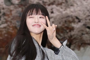 [포토] 오마이걸 유아, 벚꽃 윙크