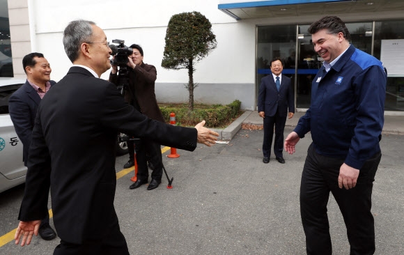 산업부 장관, GM사장 만나 “원만한 타결 당부”