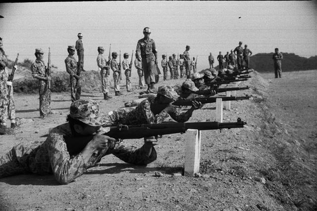 1970년대 예비군들이 사격 훈련을 받고 있는 모습. 얼룩무늬 훈련복을 입은 예비군들이 교관의 통제 아래 훈련을 받던 것이 특징이다. 국방홍보원 제공