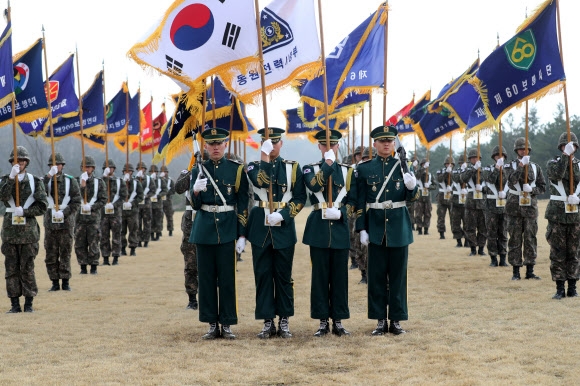 예비군의 날인 6일 경기 용인 육군 3군사령부에서 열린 동원전력사령부 창설식에서 기수들이 동원전력사령부 부대기를 들고 있다. 연합뉴스