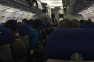 도쿄행 에어부산, 11시간만에 착륙