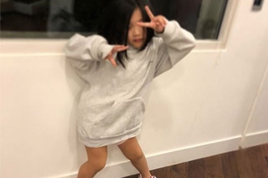 엄태웅 딸 엄지온, 새 신발 신고 귀요미 댄스 ‘벌써 이렇게 컸나?’