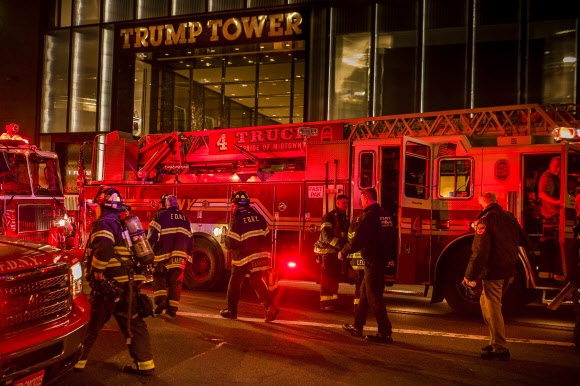 7일(현지시간) 오후 6시께 뉴욕 맨해튼 5번 애비뉴 57번가에 있는 트럼프타워 50층에서 불이나 1명 사망하고 4명의 부상자가 발생했다. AP 연합뉴스