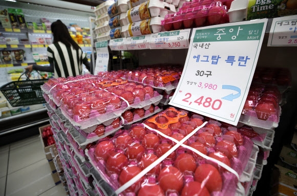 산란계(알 낳는 닭) 마릿수가 급증하면서 계란값이 폭락한 가운데 8일 오전 서울의 한 시장 내 마트에서 계란 30구가 2천480원에 판매되고 있다. 연합뉴스