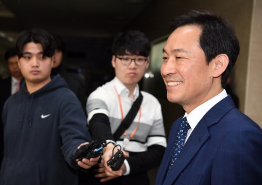 [서울포토] 취재진 질문에 웃으며 답변하는 우상호