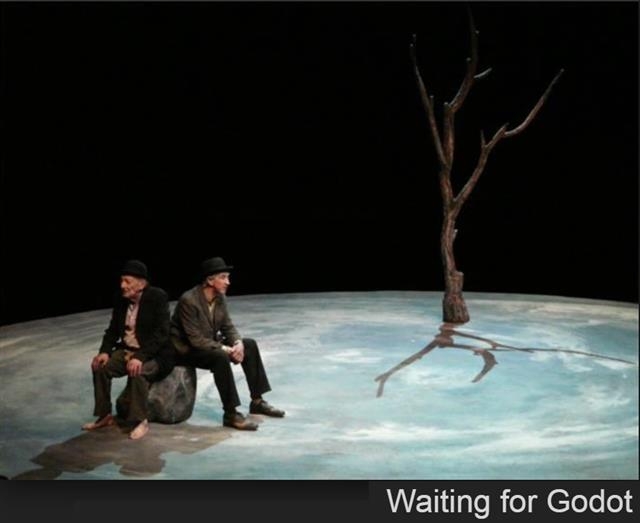 연극 ‘고도를 기다리며’의 무대는 자코메티가 디자인한 원형이 지금까지도 고스란히 유지된다. 2012년 미국 로스앤젤레스의 공연 장면.