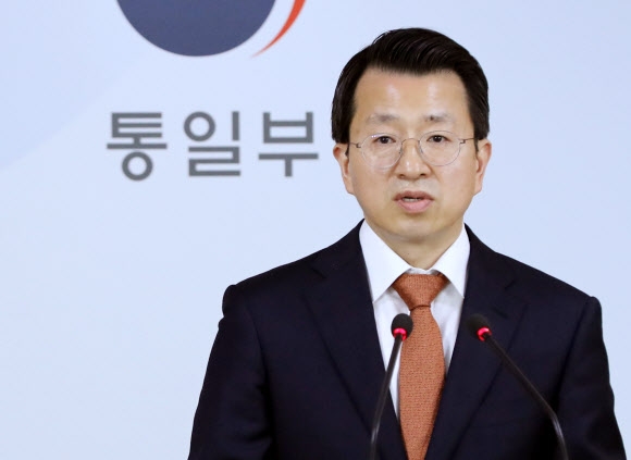 북한 억류 국민 관련 답하는 백태현 대변인