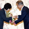 [서울포토] 문 대통령, 이주열 총재 부인에게 꽃다발 전달