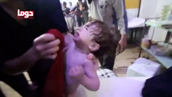 8일(현지시간) 시리아 동구타 두마 지역에서 화학무기 공격에 노출된 어린아이가 울고 있다. 로이터 연합뉴스