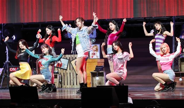 트와이스(TWICE)가 9일 오후 서울 광진구 예스24 라이브홀에서 열린 5번째 미니앨범 ’왓 이즈 러브?(What is Love?)’ 발매 기념 쇼케이스에 참석해 신곡을 선보이고 있다.  뉴스1