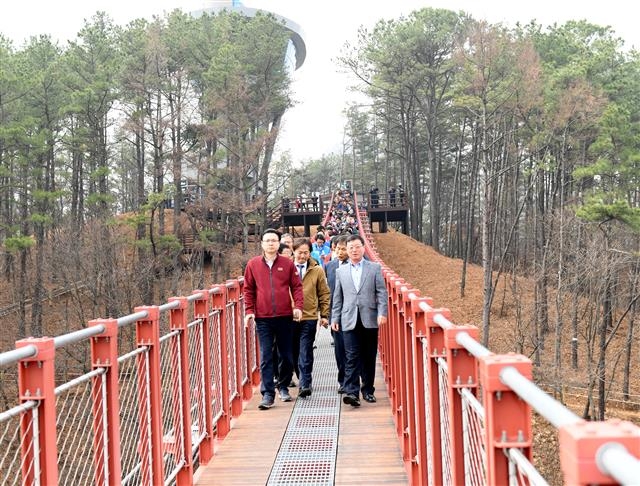 김준태(오른쪽) 파주부시장이 지난달 마장호수 흔들다리 개통 전 직원들과 안전 점검을 하고 있다.
