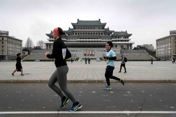 지난 8일 북한 평양에서 열린 제29회 만경대상 국제마라톤에 출전한 선수들이 김일성광장을 지나가고 있다.  평양 AFP 연합뉴스