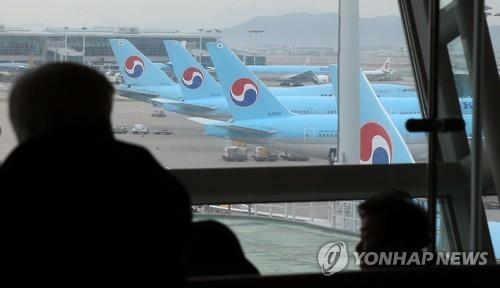 공항 검색대를 통과한 한 여행객이 여객기를 바라보는 모습. 연합뉴스