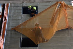 안전망 덕분에…27층서 떨어진 작업자 ‘구사일생’