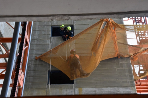 안전망 덕분에…27층서 떨어진 작업자 ‘구사일생’