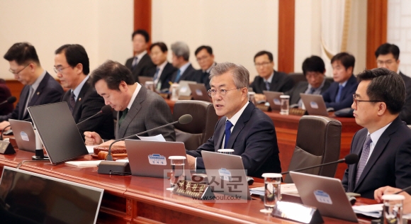 문재인 대통령이 10일 오전 청와대에서 열린 국무회의에서 발언을 하고 있다. 안주영 기자 jya@seoul.co.kr