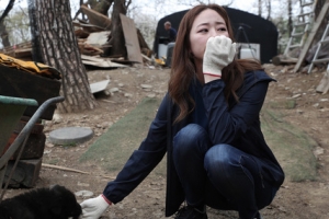 배우 김효진, 식용견 농장 구조 작업 동참...‘안타까운 눈물’