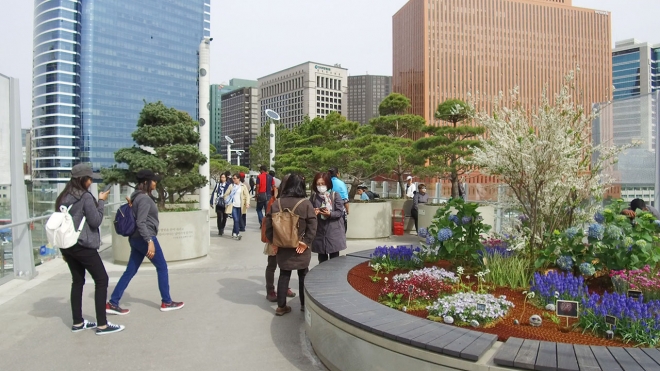 서울로 7017을 찾은 많은 시민들 모습