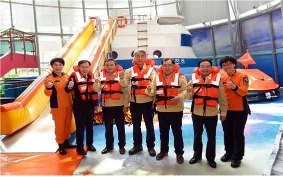 10일 주찬식 서울시의회 도시안전건걸위원장이 소속 위원들과 함께 광나루안전체험관을 찾아 직접 체험을 하고 있다.