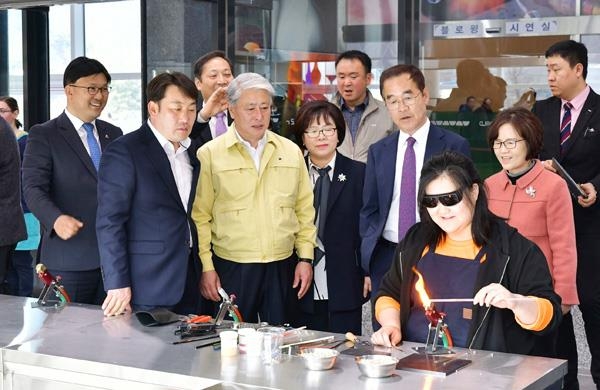 김양호(앞줄 왼쪽 두 번째) 삼척시장 등 관람객들이 유리나라에서 유리공예 제작 과정을 둘러보고 있다.  삼척시 제공