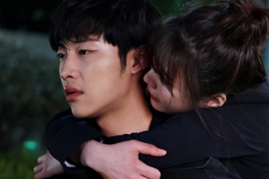 ‘위대한 유혹자’ 우도환-조이, 이별 후 애틋 포옹 포착 ‘짠내 폭발’