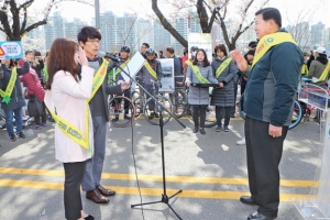 봄꽃 축제장에 나타난 교통안전 지킴이
