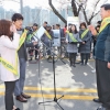봄꽃 축제장에 나타난 교통안전 지킴이