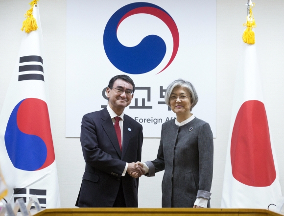 강경화 외교부 장관과 고노 다로(河野太郞) 일본 외무상이 11일 오전 서울 도렴동 외교부 청사에서 외교장관 회담에 앞서 악수하고 있다. 이날 양국 장관은 한일관계와 북한 및 북핵 문제를 중심으로 상호 관심사에 대해 의견을 교환할 예정이다. 박윤슬 기자 seul@seoul.co.kr