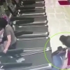 요가 공 장난치다 런닝머신에 손 낀 아이
