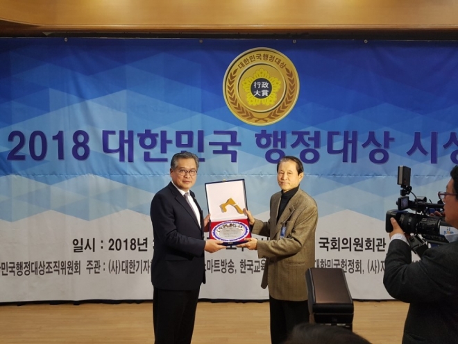 행정대상 받는 이해동 의원(왼쪽)<부산시의회제공> 