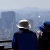 [서울포토] 미세먼지 가득한 도심 내려다보는 시민들