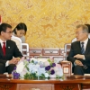[서울포토] 고노 다로 日 외무상과 환담하는 문재인 대통령
