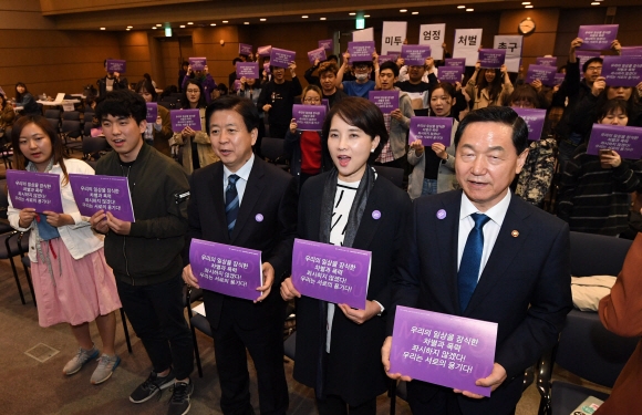 11일 서울 서대문구 이화여자대학교에서 열린 대학 내 권력형 성폭력 방지를 위한 제도 개선 촉구 간담회에서 김상곤(오른쪽) 사회부총리 겸 교육부 장관을 비롯한 국회의원, 대학 학생회 등이 성폭력 방지를 위한 구호를 외치고 있다.  박윤슬 기자 seul@seoul.co.kr