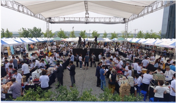 충남도가 지난해 6월 대전에서 지역의 우수 6차산업 제품 판매전을 벌이고 있다.  충남도 제공